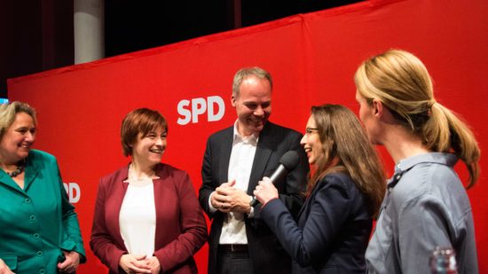 Die SPD BundestagskandidatInnen in einer Diskussion mit einer Moderatorin