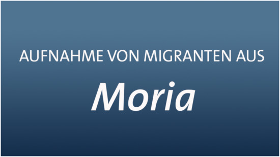 Symbolfoto mit Text: Aufnahme von Migranten aus Moria