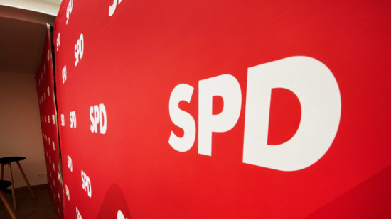 Symbolbild: Rückwand mit SPD-Logos