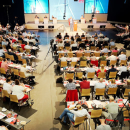 Blick in die Sparkassen-Arena in Aurich, in der der ordentliche Landesparteitag 2023 stattfand
