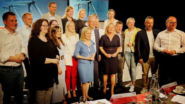 Gruppenbild des neuen SPD-Landesvorstandes, der in Aurich gewählt wurde