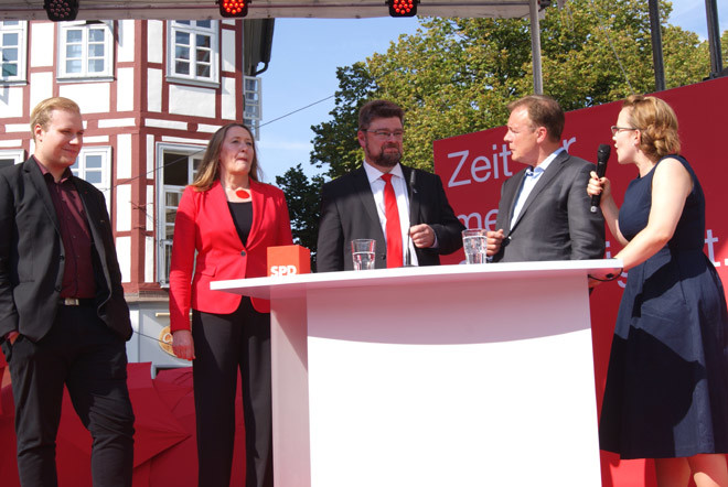 Politikgrößen in der Mitte (Gabriele Andretta, Marcus Seidel, Thomas Oppermann), Erstwähler Julian Ehbrecht (links) verspricht unter Applaus, "natürlich die SPD" zu wählen.